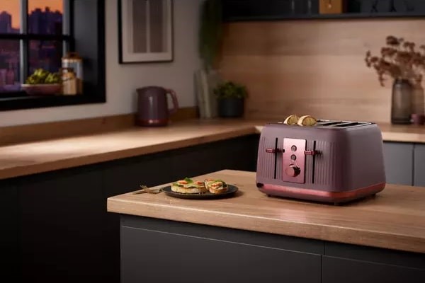 DeLonghi Brillante Black Kettle on a worktop